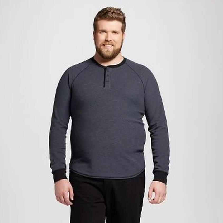 Wie Du ein Henley Shirt bei kräftiger Figur trägst